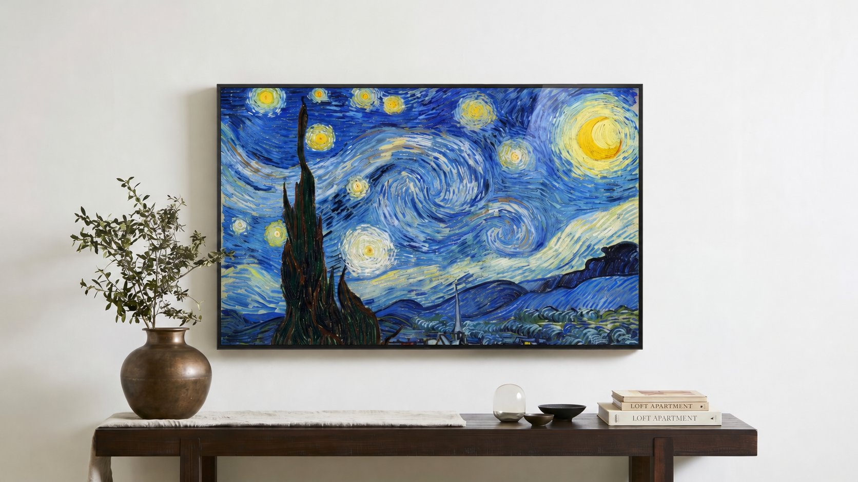 客厅墙上的电视正在展示《星夜》，下方是木质边柜、花瓶与书籍。